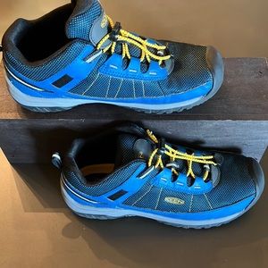 KEEN Blue/gray/yellow trim Big boys size 5. Excellent condition. Hiker/everyday